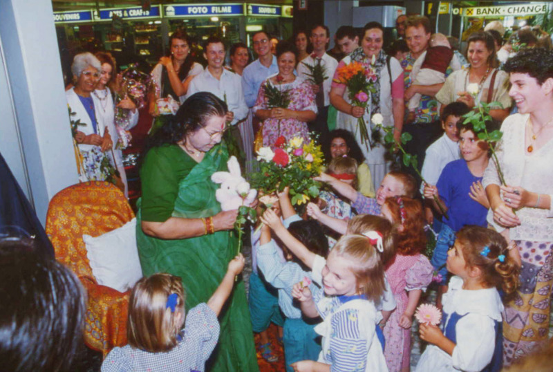 HH-Shri-Mataji-Nirmala-Devi-with-Her-Children