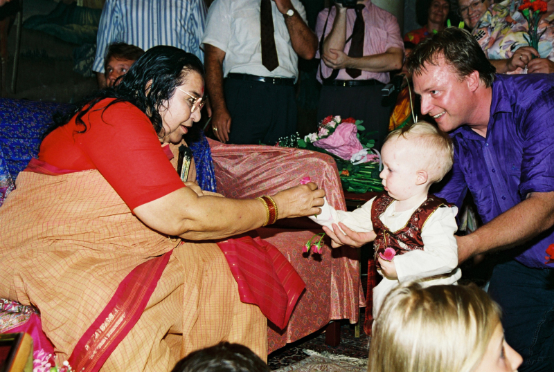 Shri-Mataji-with-Her-Children-95-Vienna-B