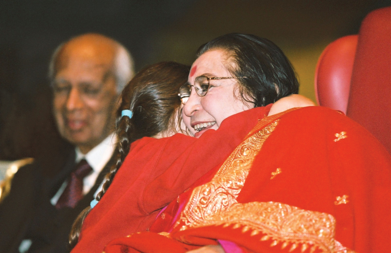 Rosie and Shri Mataji, Shri Ganesha Puja 2002 (Michal Markl photo)