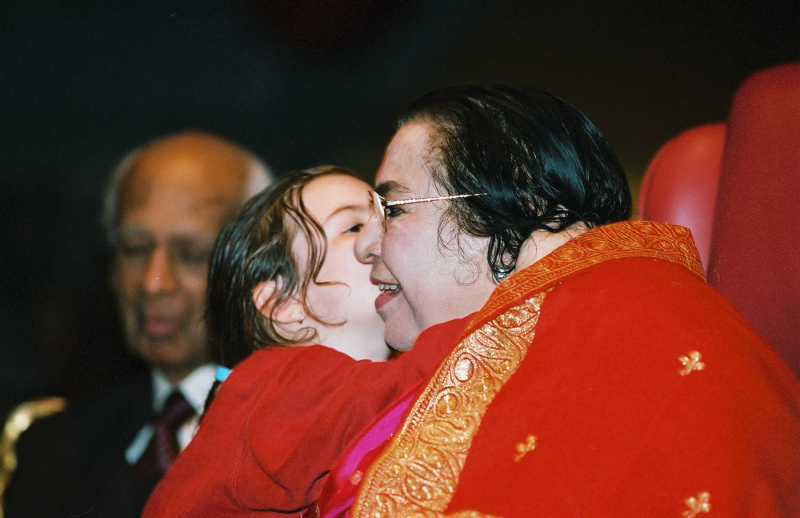 Rosie and Shri Mataji, Shri Ganesha Puja 2002 (Michal Markl photo)