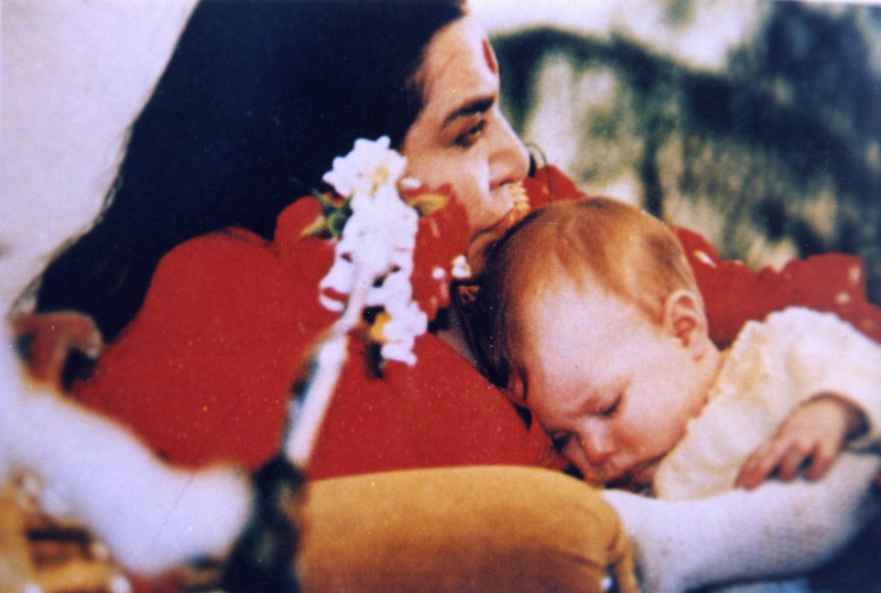 Shri-Mataji-with-Her-Children-E-72