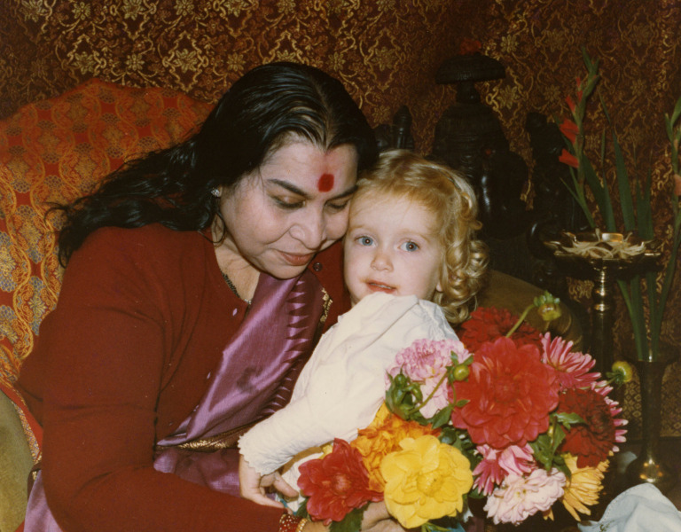 Shri-Mataji-with-Her-Children-E-91