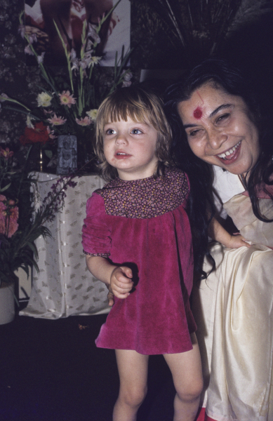 Shri-Mataji-with-Her-Children-Image15-1