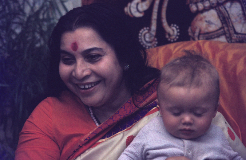 Shri-Mataji-with-Her-Children-Image20