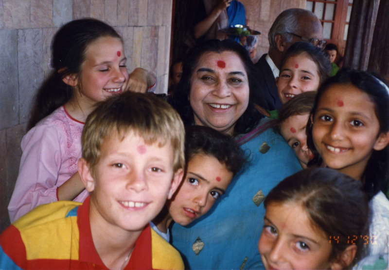 Shri-Mataji-with-Her-Children-Pratishthan1990-E-61