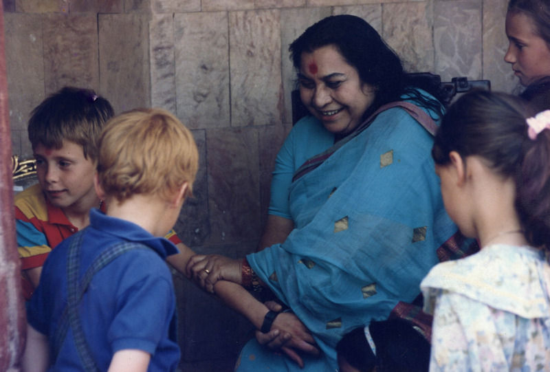 Shri-Mataji-with-Her-Children-Pratishthan1990-E-62