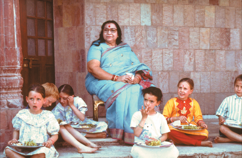 Shri Mataji and ISPS children