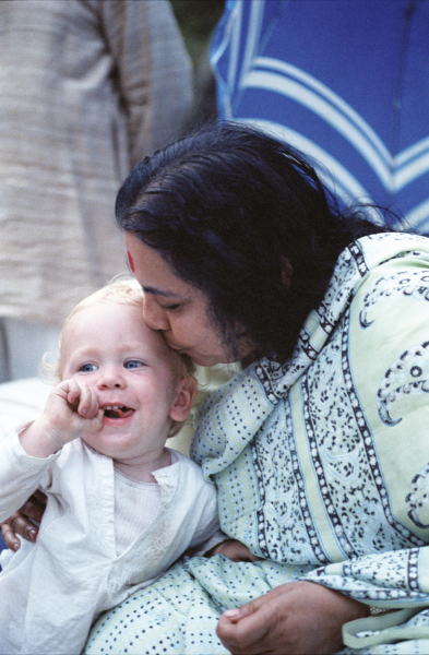 Shri-Mataji-with-Her-Children-SM-57-09